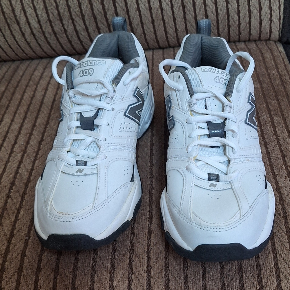 New Balance 409 White Sneakers like new! Mens size 8.5 medium.